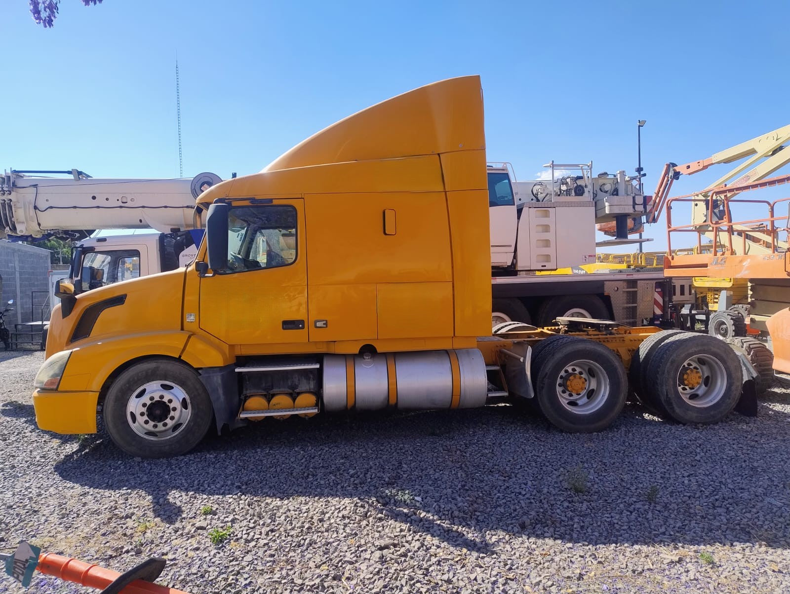 Perfil lateral del Volvo VNL 630 con camarote tipo gabinetes, destacando la longitud del chasis.