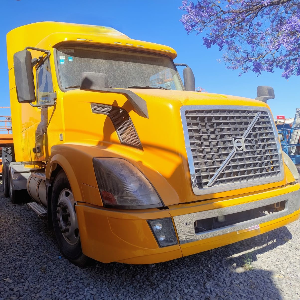 Vista frontal de tractocamión Volvo VNL64T-630 modelo 2015 en color amarillo, motor Volvo D13 de 500 HP.
