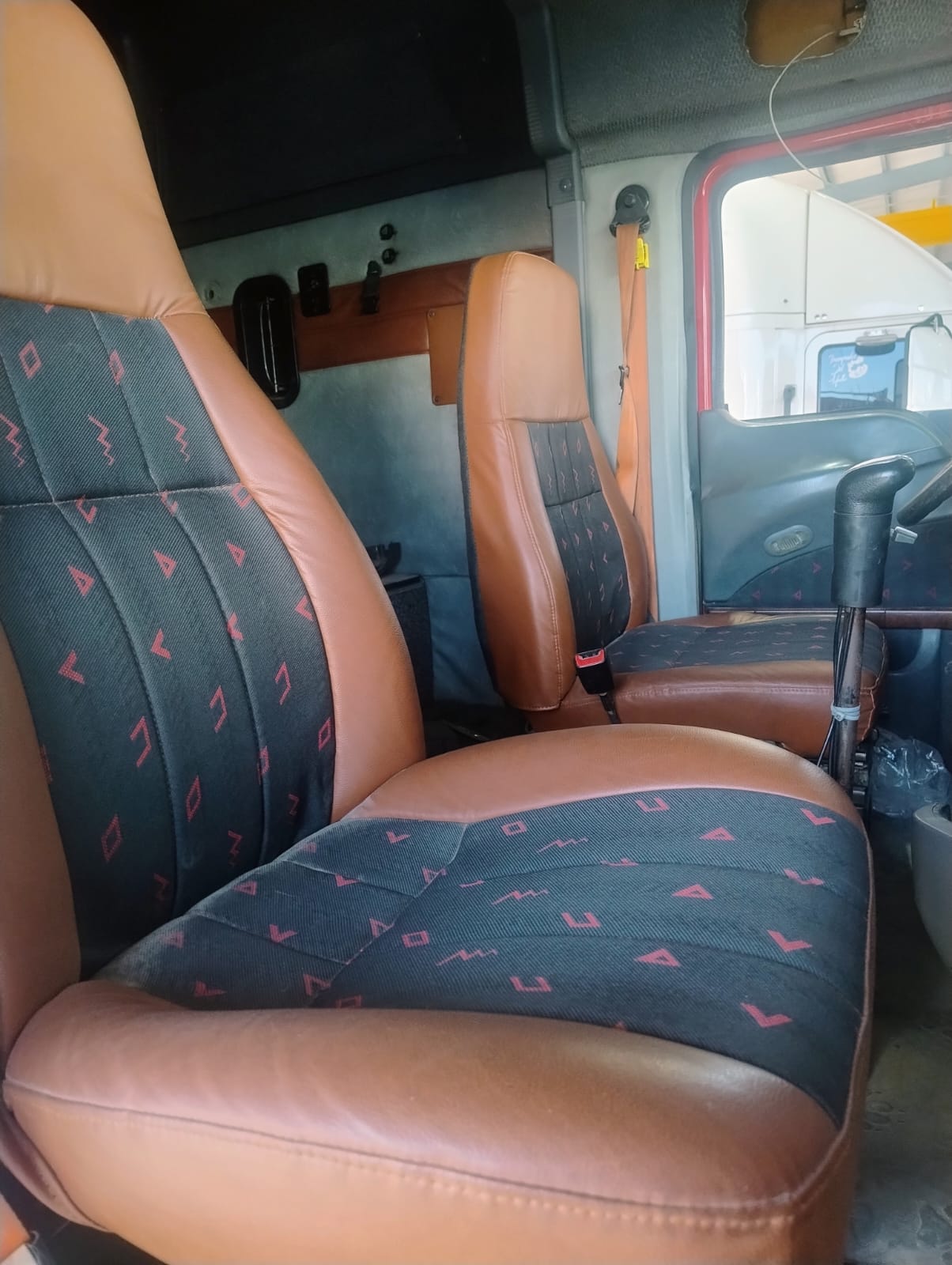 Vista interior de la cabina y asientos del Mack 2017.