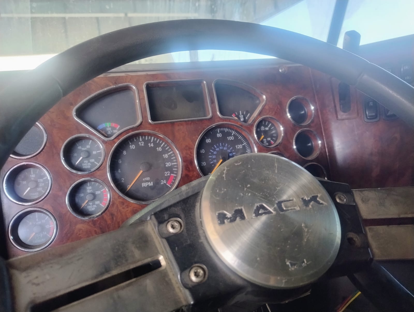 Tablero de instrumentos con acabados tipo madera de Mack CXU613.
