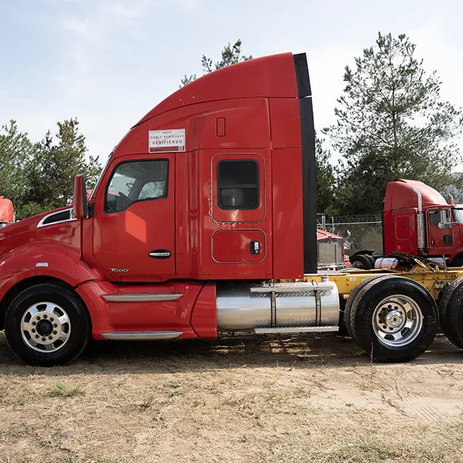 Kenworth T680 2019 rojo con rines de aluminio, destacando el diseño aerodinámico del camarote