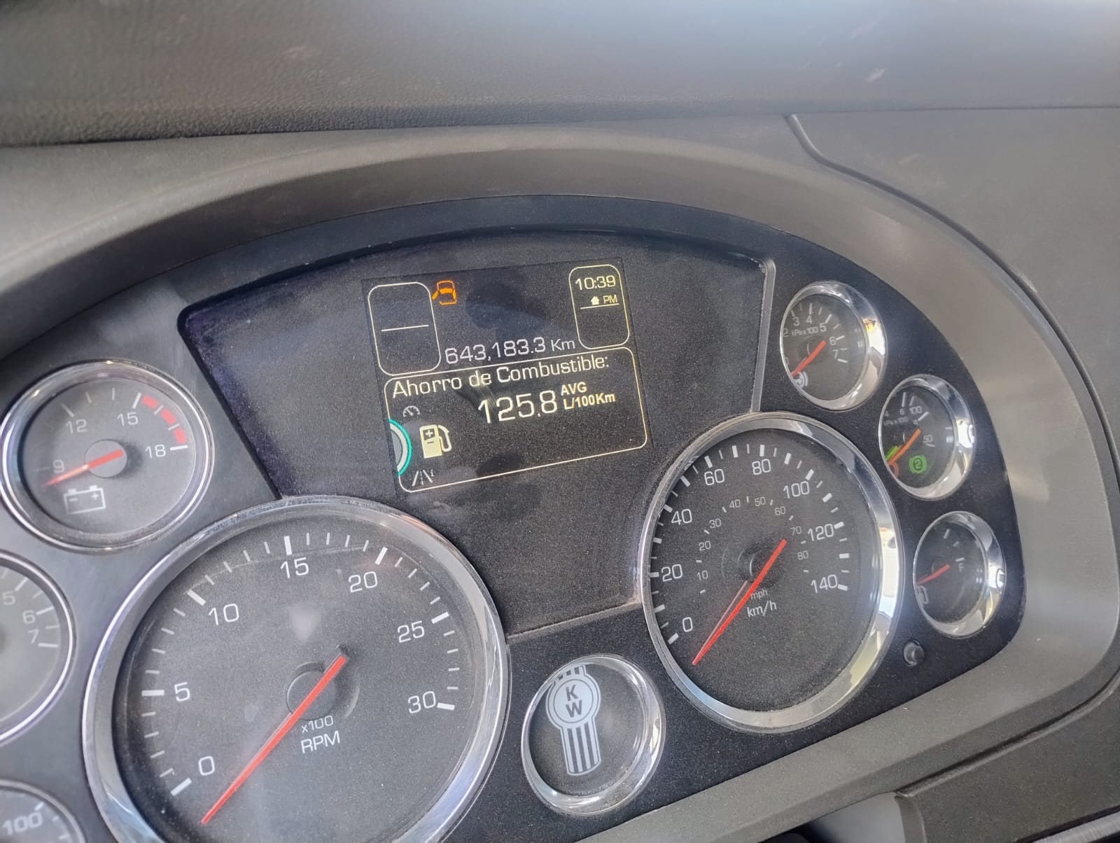 Tablero de instrumentos de Kenworth T680 con 643,183 KM
