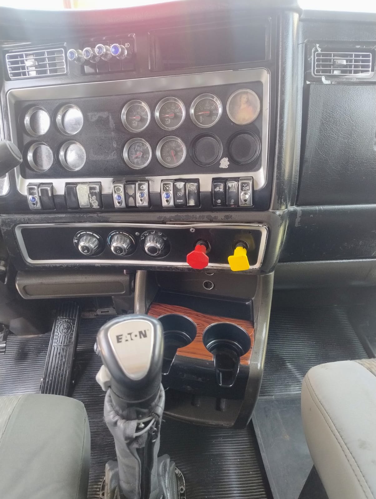 Detalle de la consola central y medidores análogos del T660