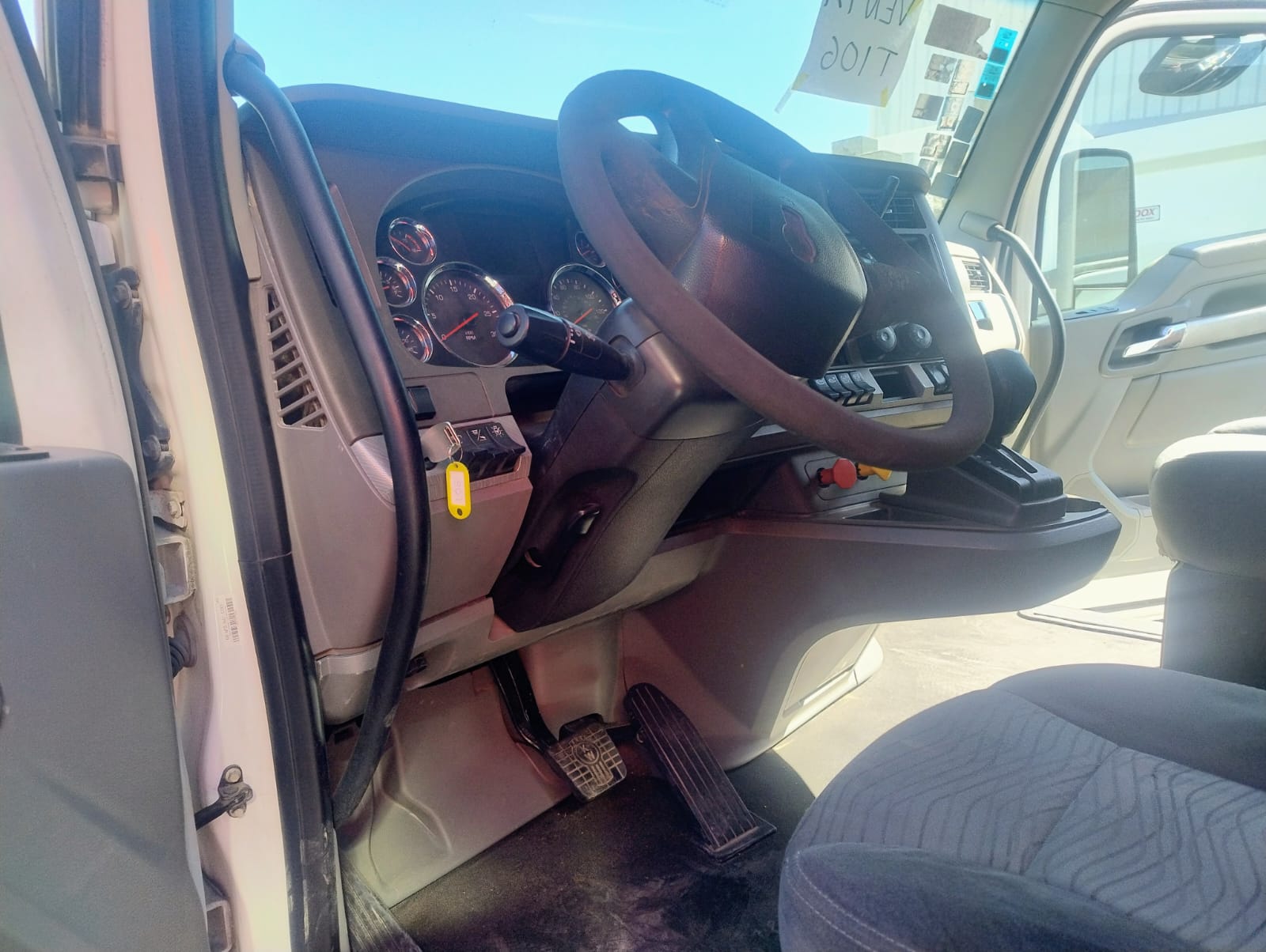 Vista amplia del interior de la cabina del T660