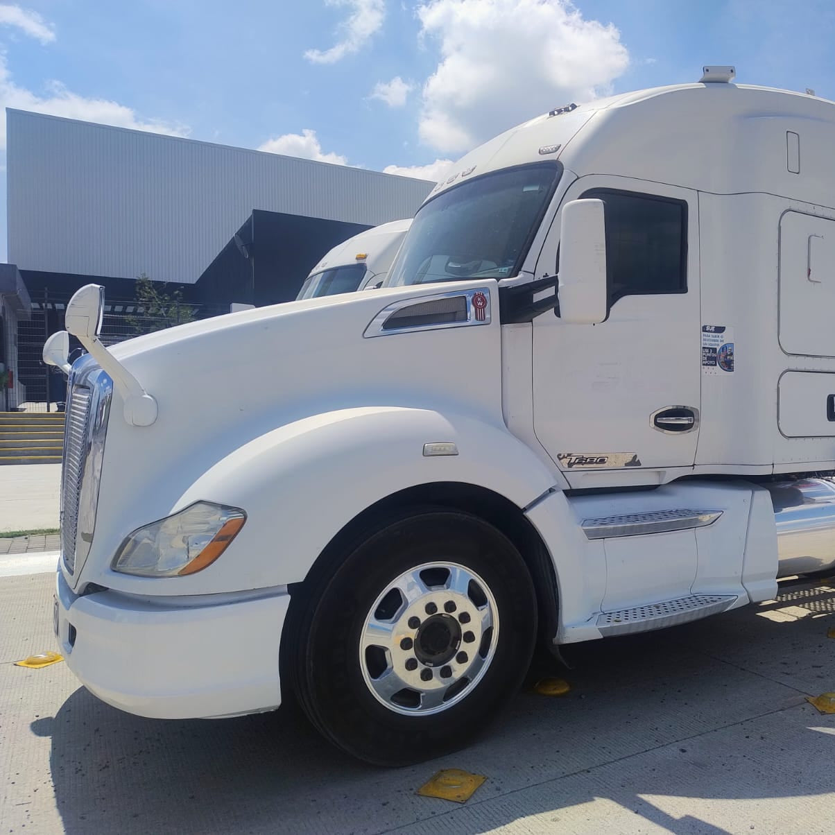 Perfil lateral del Kenworth T680 con camarote de 52 pulgadas, color blanco, mostrando la línea aerodinámica.