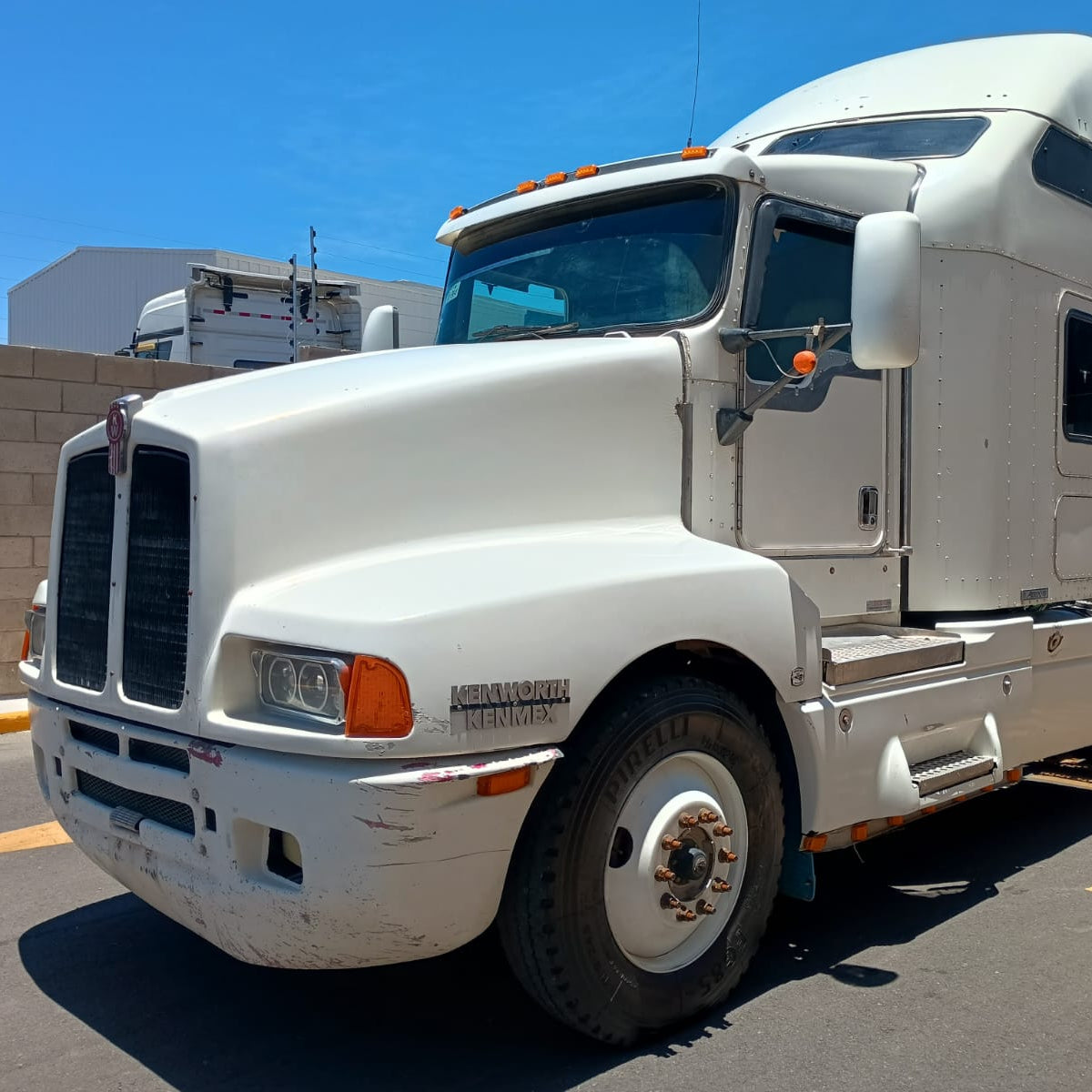 Camión Kenworth T600 72" AEROCAB