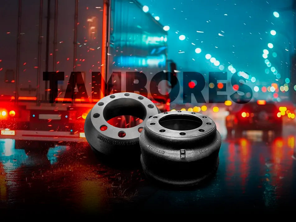 Tambores de freno para camión sobre fondo urbano nocturno con lluvia. 