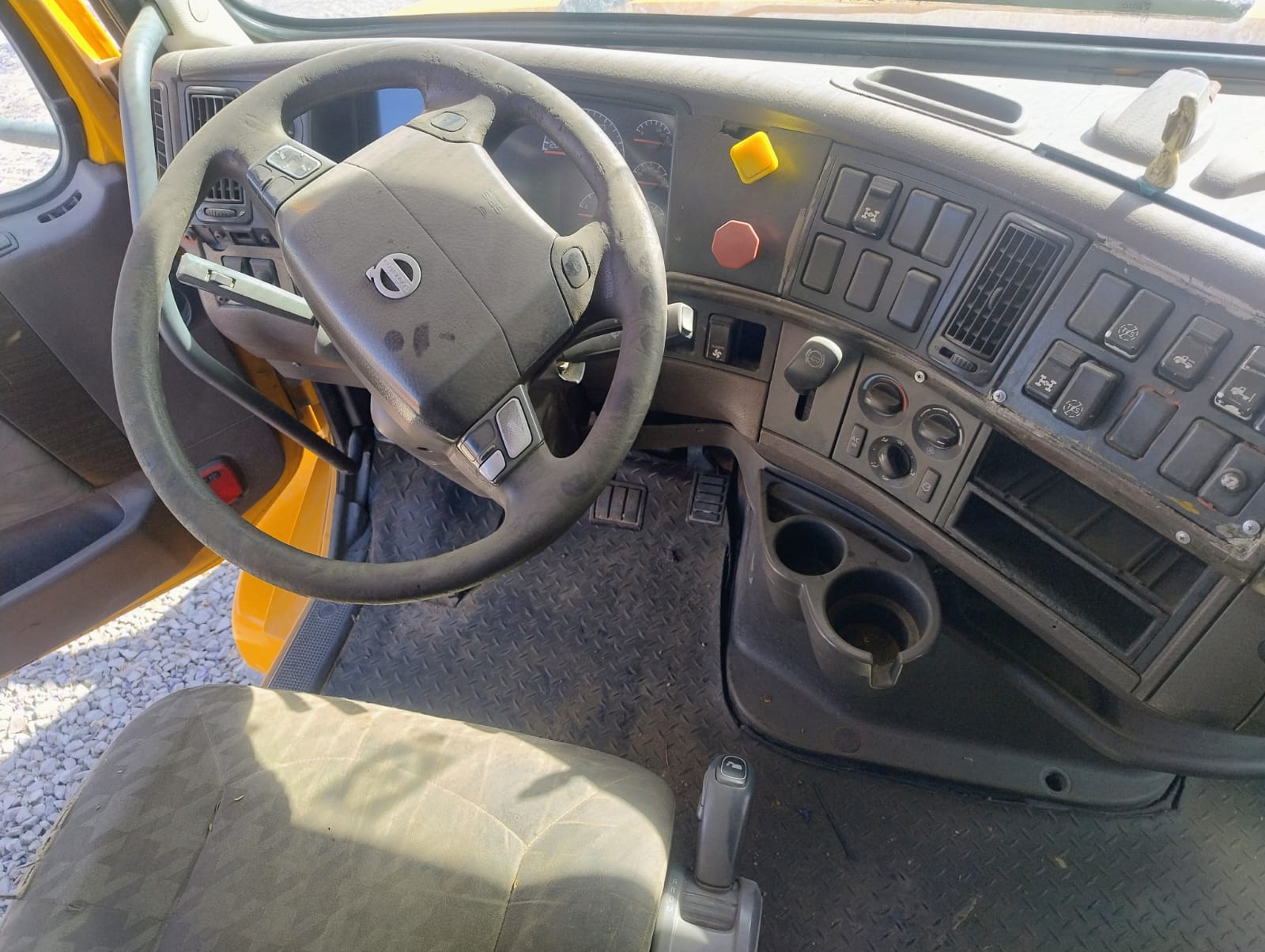 Interior de la cabina del Volvo VNL 2015, mostrando el tablero de instrumentos y el control de la transmisión Autoshift de 12 velocidades.
