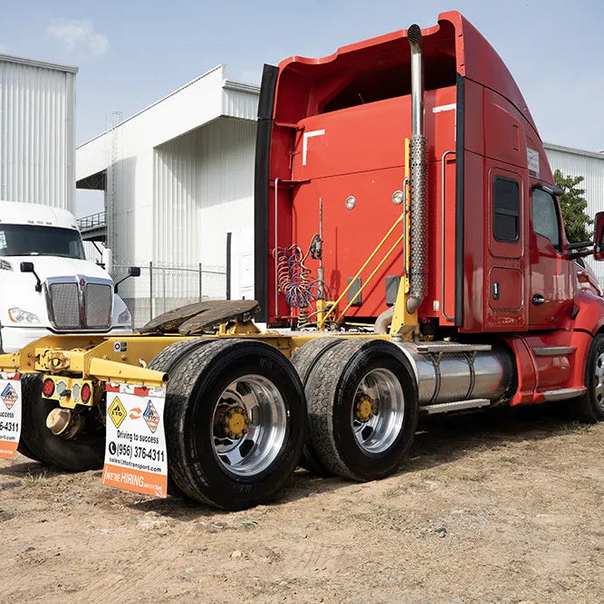 Vista posterior de tractocamión nacional Kenworth T680, mostrando el chasis con eje trasero de 46,000 lbs.