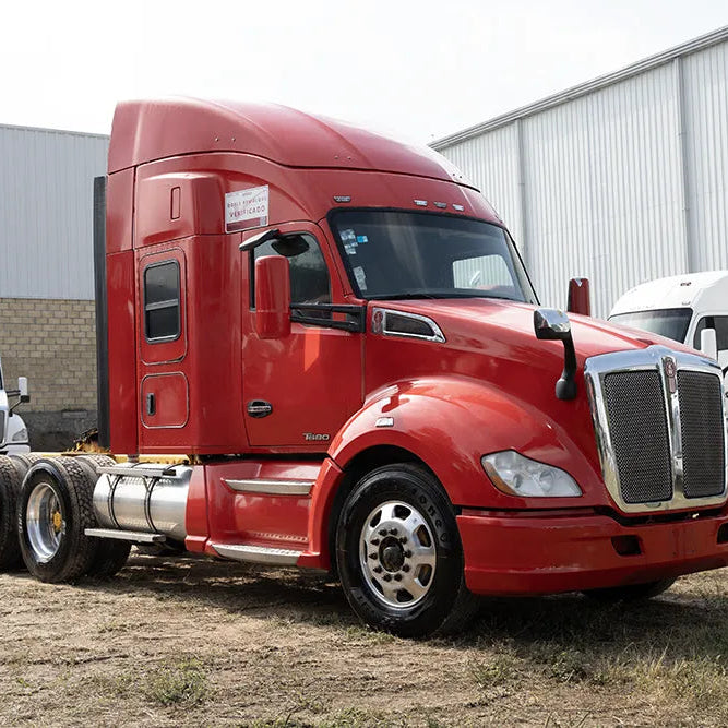 Tractocamión Kenworth T680 rojo modelo 2019, motor Cummins ISX 450 y transmisión manual Fuller de 18 velocidades.