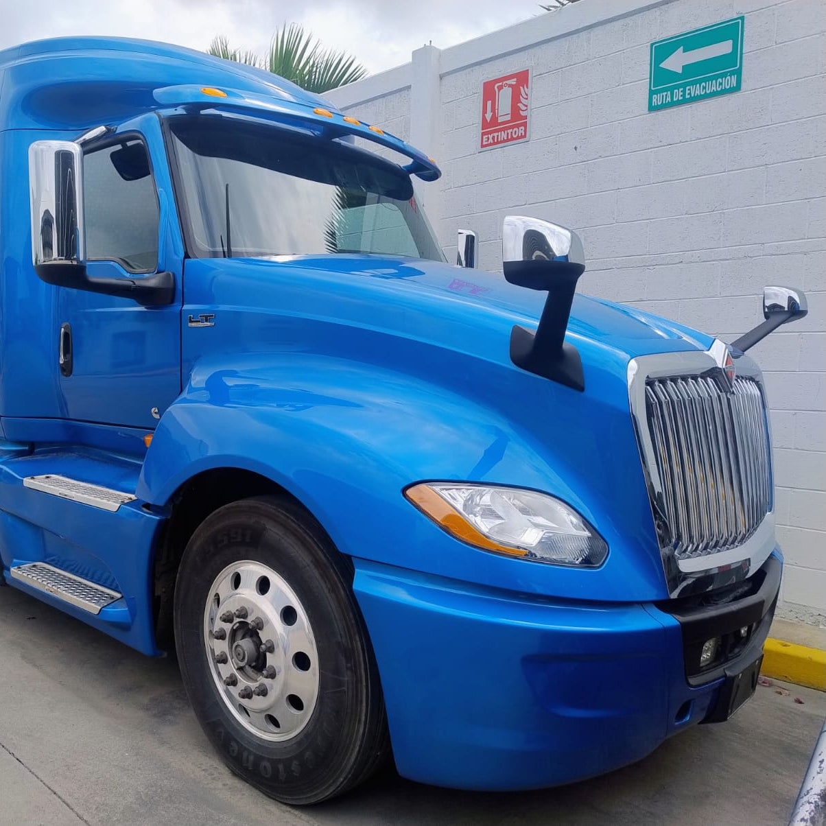 Tractocamión International LT 2021 color azul, motor Cummins X15, vista frontal de la cabina y rines de aluminio.