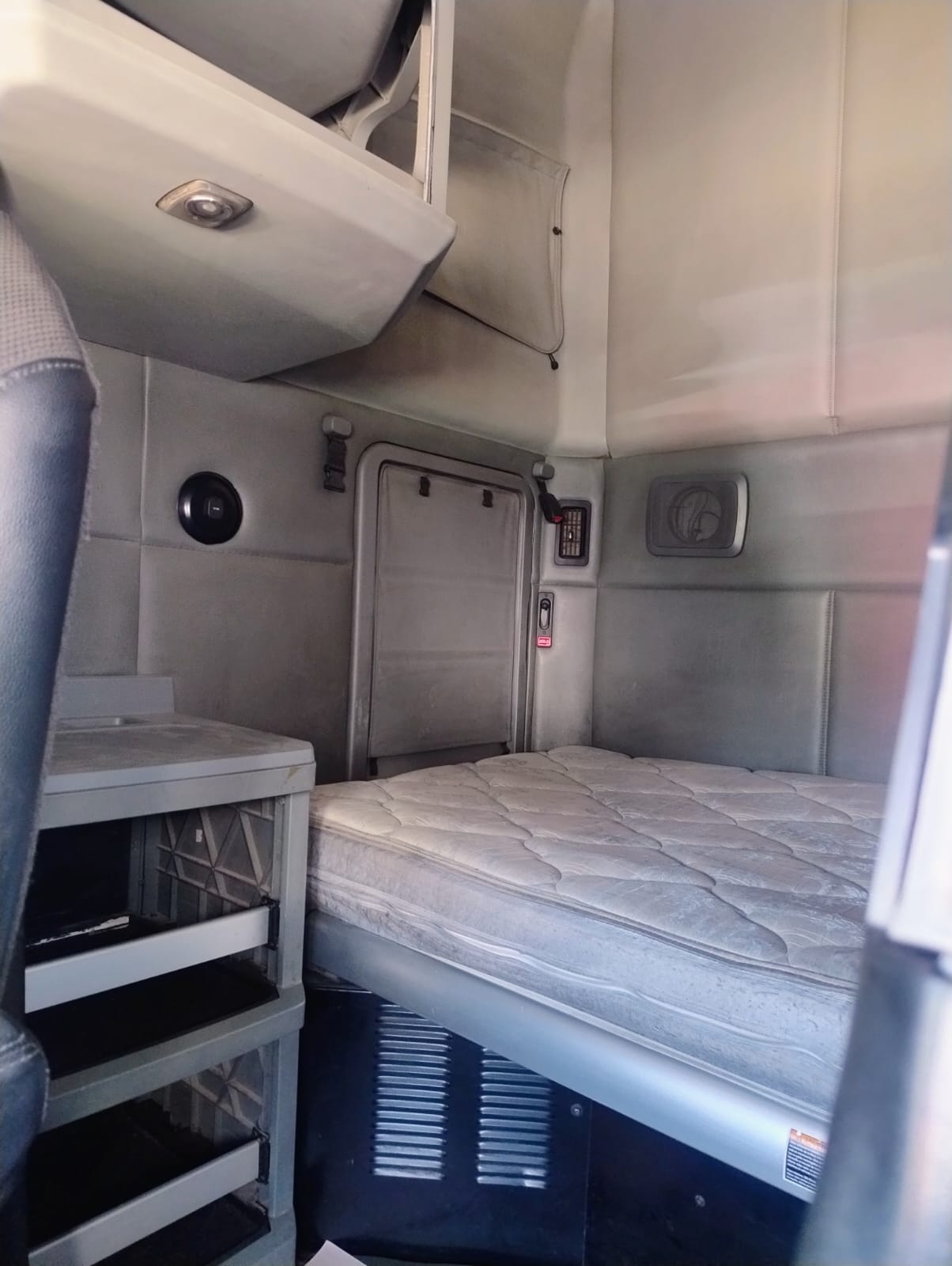 Detalle del interior del camarote, mostrando la litera y compartimentos de almacenaje del Kenworth T680.