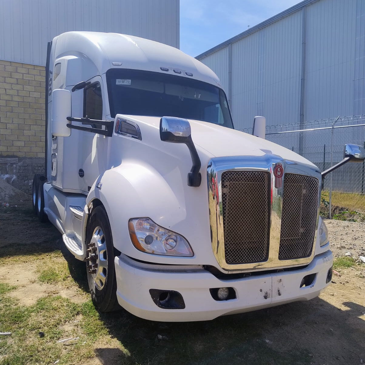 Tractocamión Kenworth T680 blanco 2017, motor Cummins ISX 450 y transmisión manual de 18 velocidades.