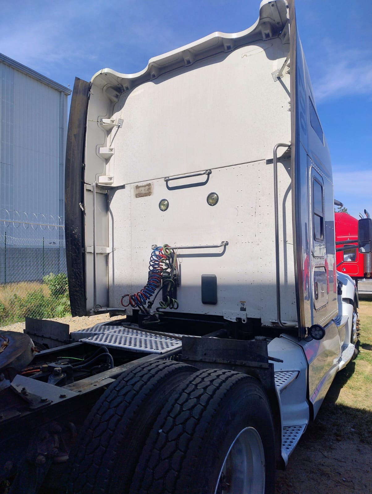 Vista posterior de la cabina del Kenworth T680, mostrando deflectores de aire.