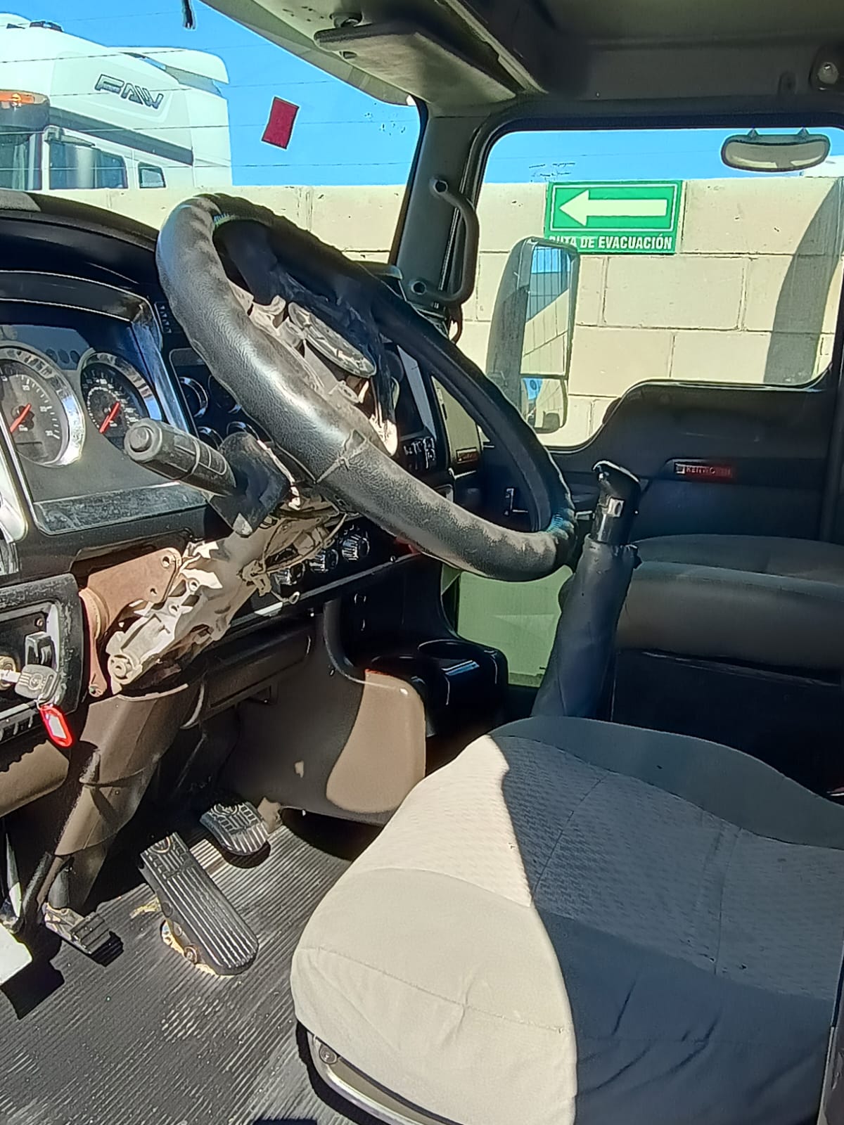 Puesto del conductor de Kenworth T660, mostrando el volante original.