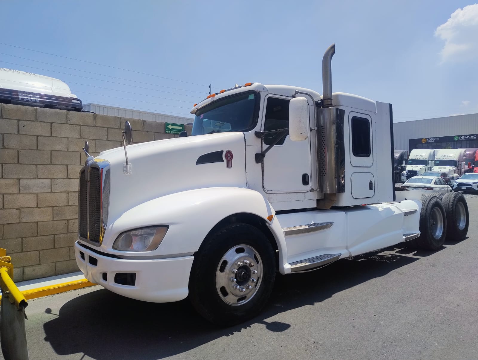 Perfil lateral de Kenworth T660 nacional con escape vertical cromado