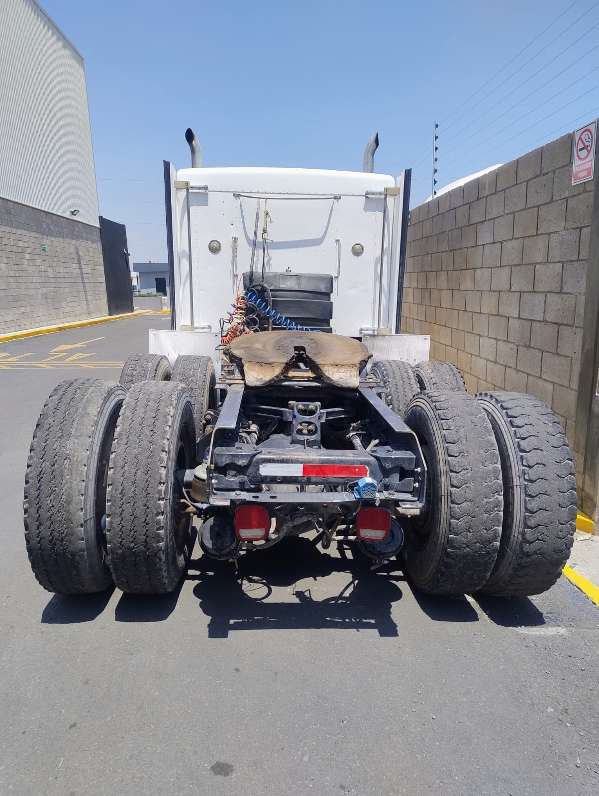 Vista posterior del chasis del Kenworth T660, mostrando el eje trasero de 46,000 lbs, suspensión de aire
