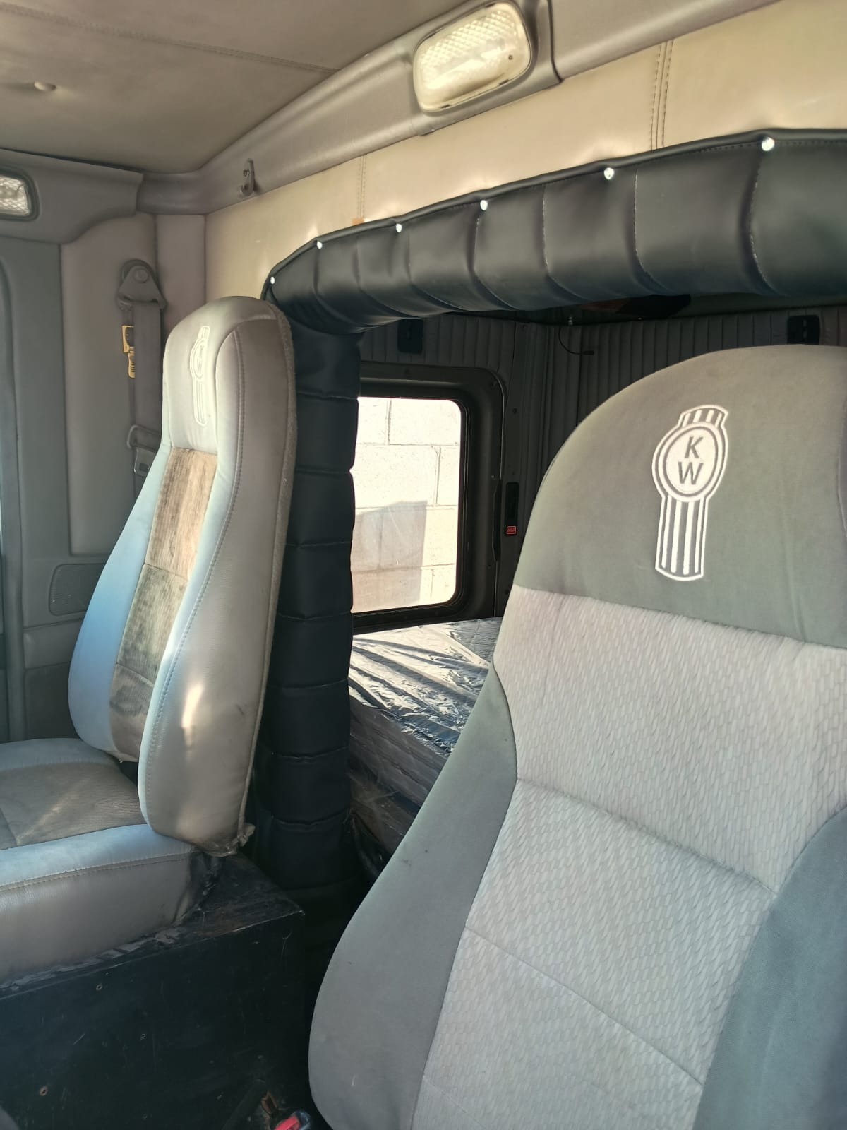 Vista de los asientos del Kenworth 2009 con emblema bordado