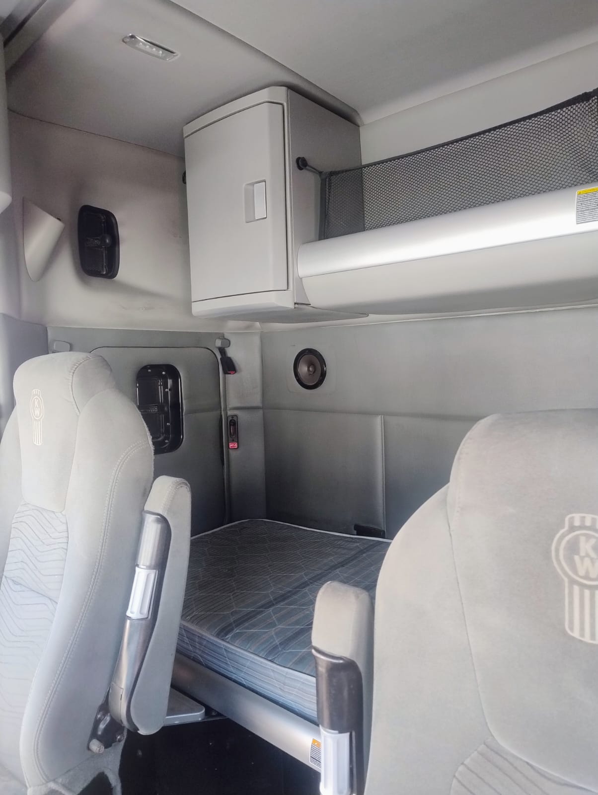 Interior del camarote de 52 pulgadas de Kenworth T680, resaltando el espacio de descanso y la limpieza de los compartimentos.
