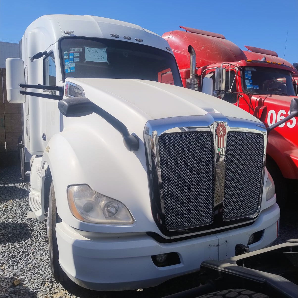 Tractocamión Kenworth T680 blanco año 2017, motor Paccar MX13 y transmisión Ultrashift de 18 velocidades.