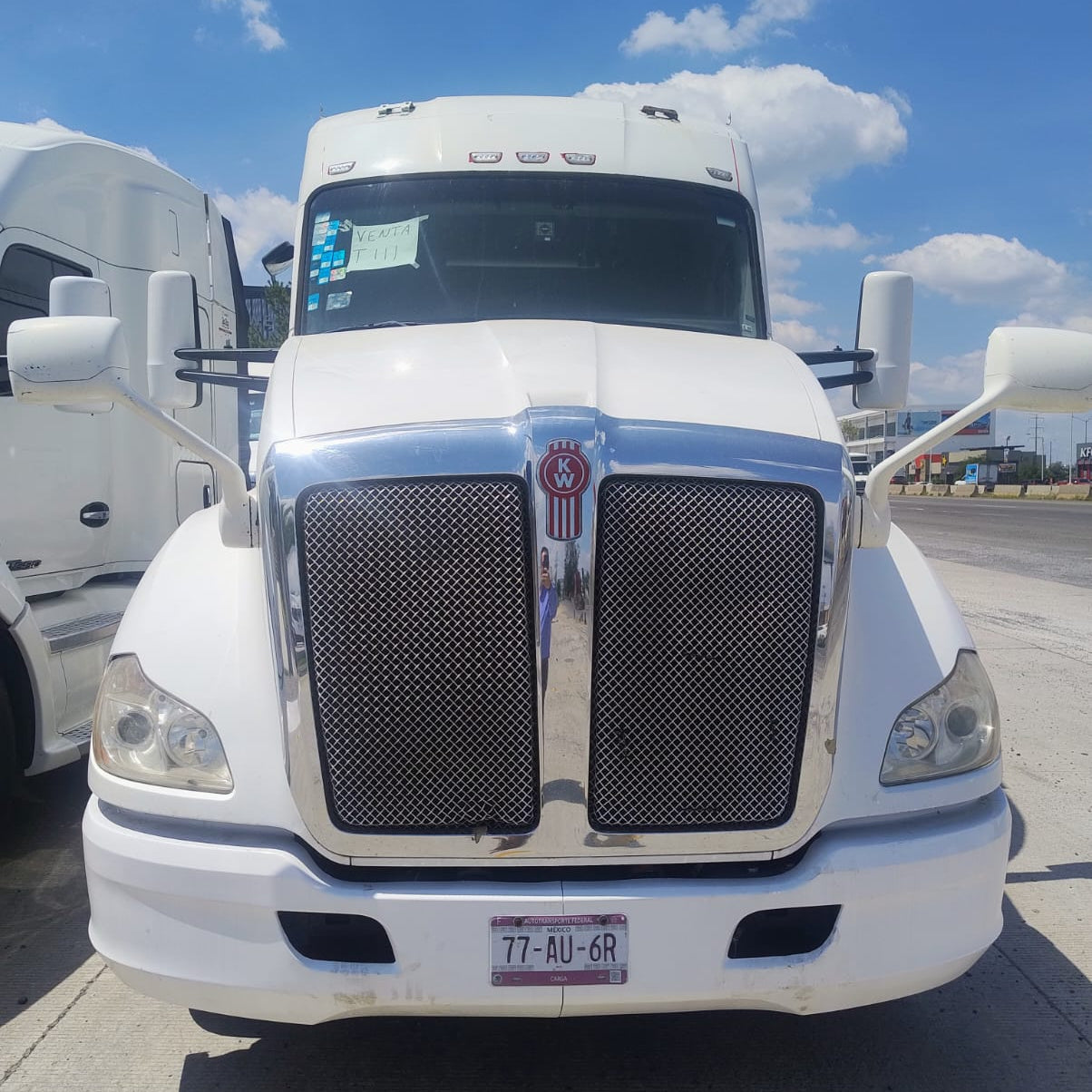 Primer plano frontal de Kenworth T680 nacional, destacando la parrilla cromada, faros limpios y el diseño robusto.