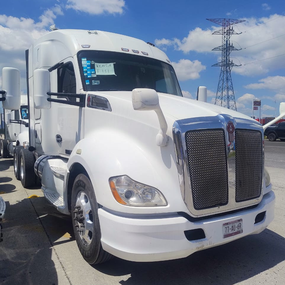 Vista frontal diagonal de tractocamión Kenworth T680 blanco año 2018, mostrando cabina aerodinámica y detalles cromados.