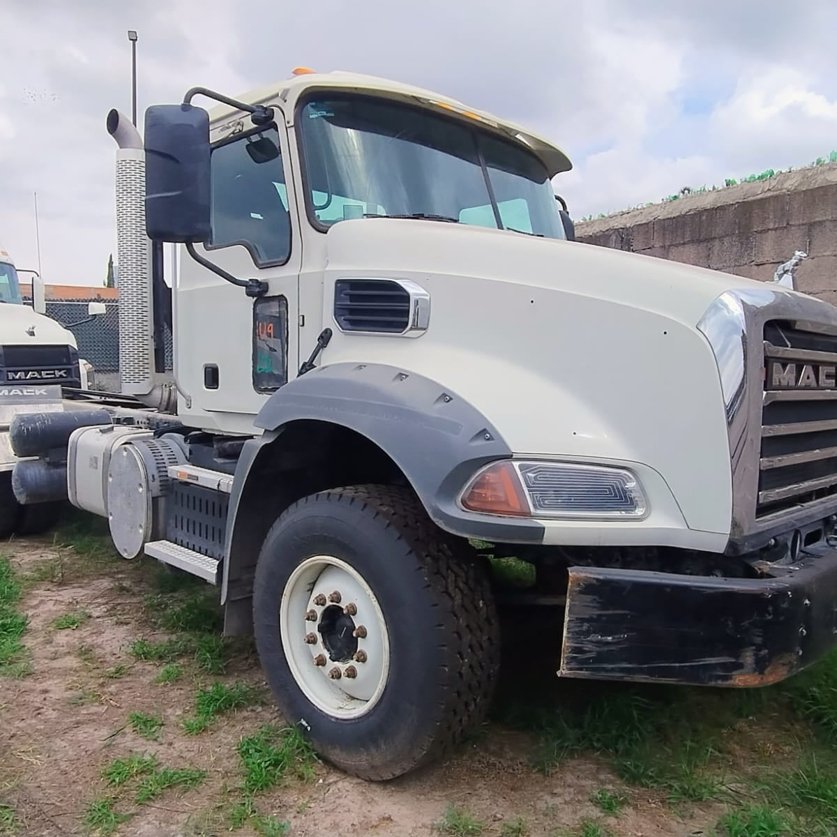 Camión Mack Granite 81K modelo 2024 en color blanco, chasis cabina de alta capacidad con 27,581 km
