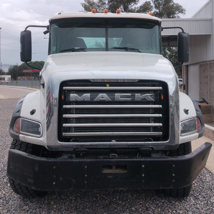 Vista frontal de Mack Granite 81K, destacando la robusta defensa negra y la emblemática parrilla Mack.