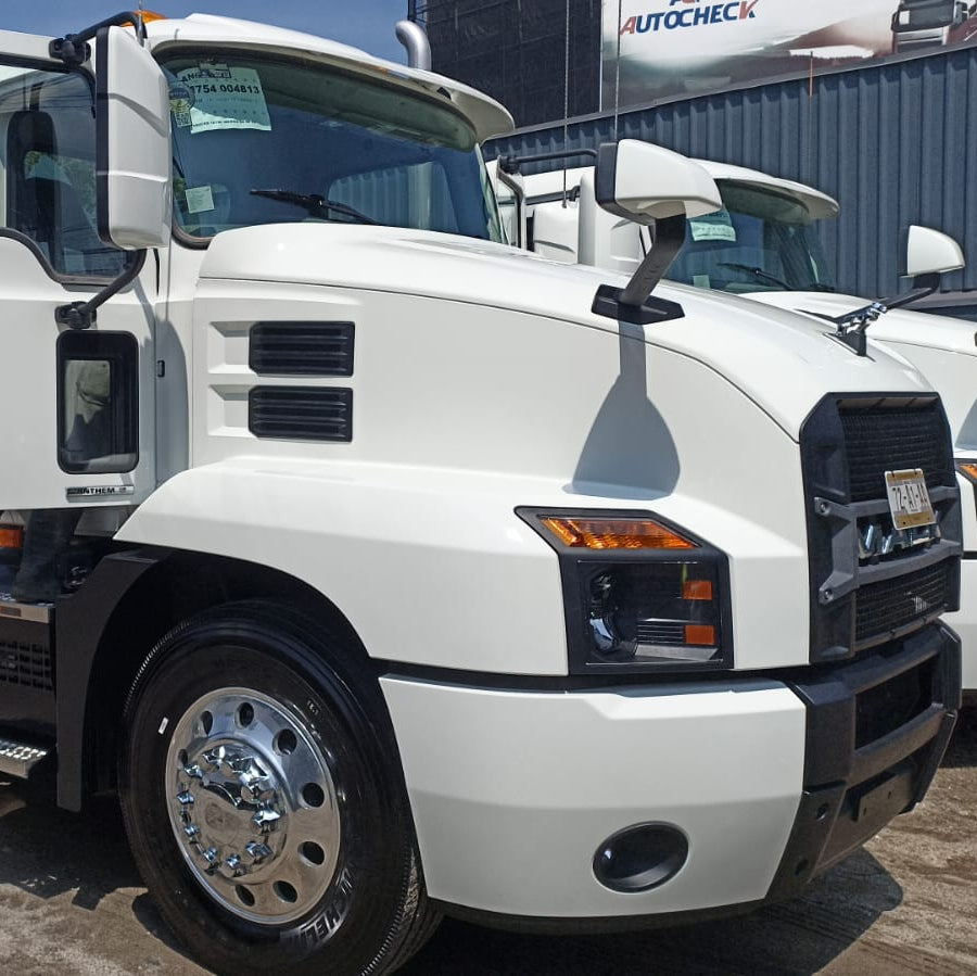 Primer plano de camión Mack Anthem Daycab 2025 destacando los faros LED y la parrilla distintiva de Mack.