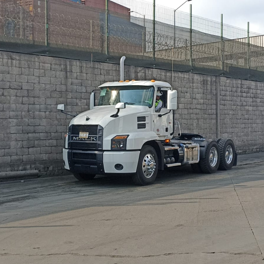 Tractocamión Mack Anthem Daycab modelo 2025 nuevo en color blanco, equipado con transmisión Fuller y rines de aluminio.