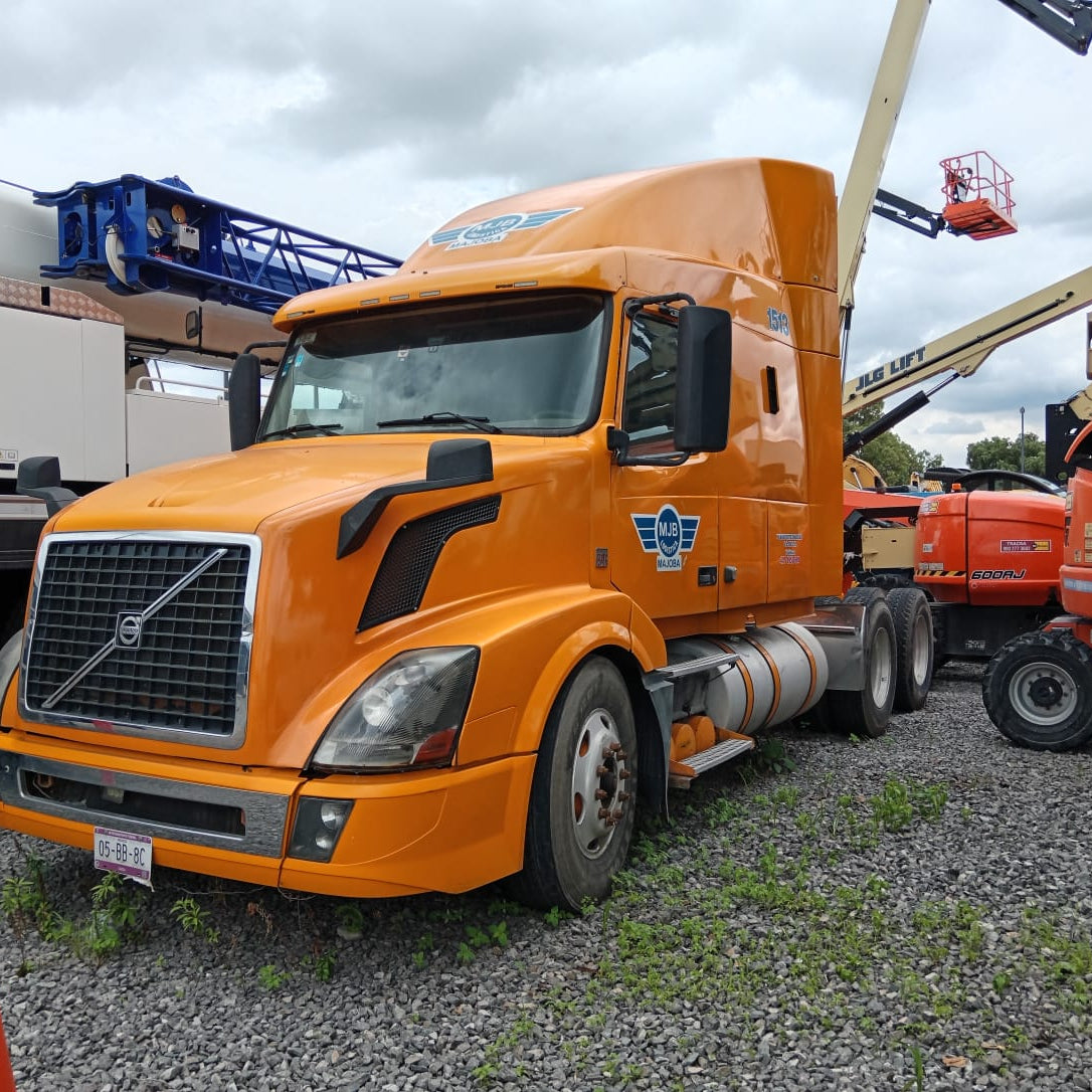 Tractocamión Volvo VNL64T-630 año 2015 color naranja, motor Volvo MP8 y transmisión manual de 18 velocidades.