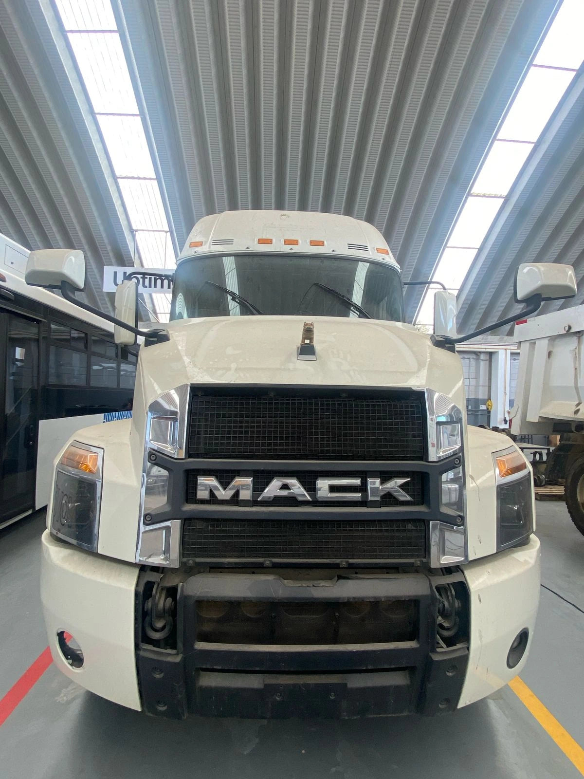 Camión Mack Anthem 48"